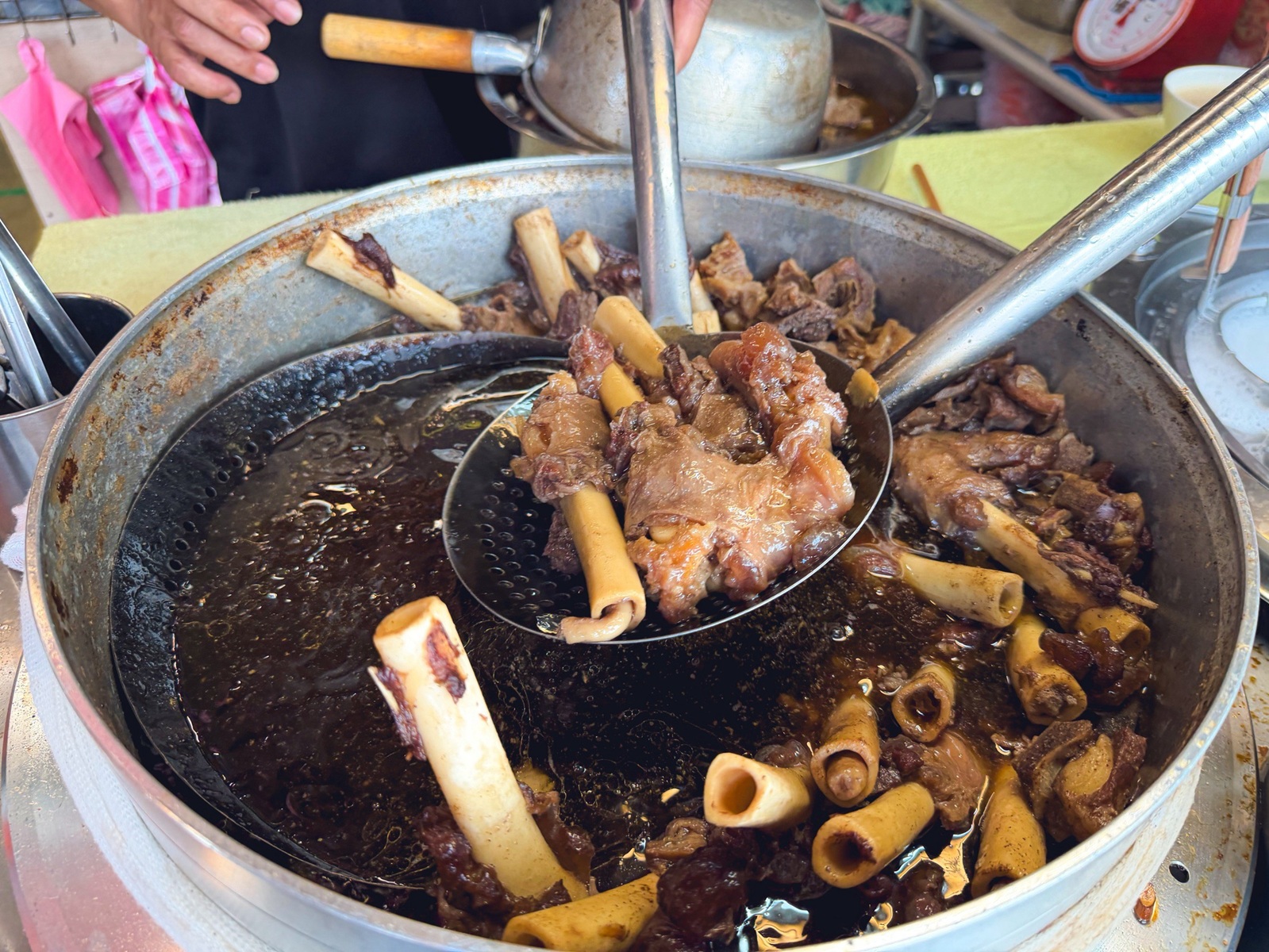 一半人不知道，是羊肉湯店家，點大碗一定吃不完，藥燉湯能免費續