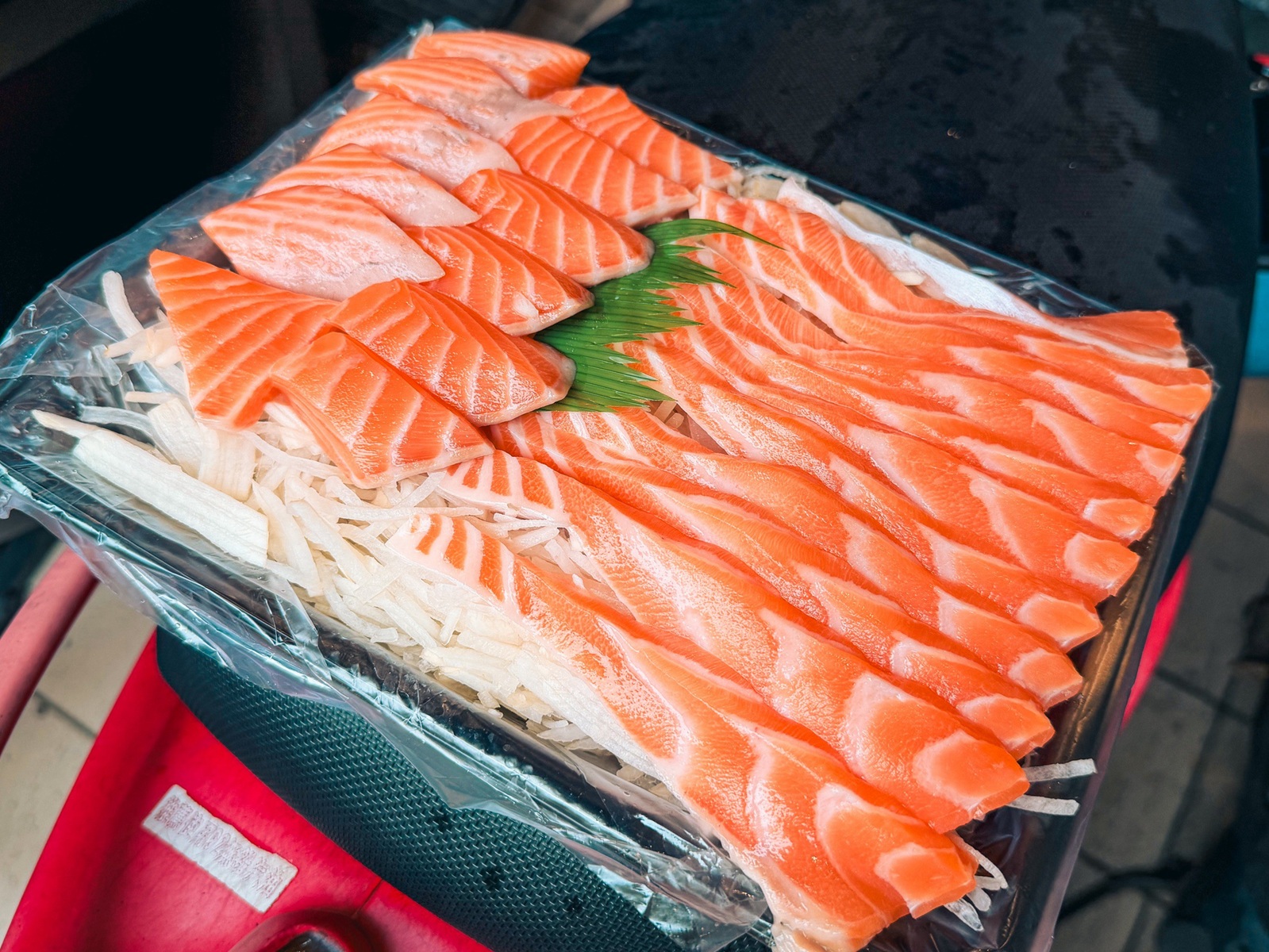 一半的人沒吃過，是生魚片店家，一大盒全鮭只要六百元，黑鮪魚也是招牌