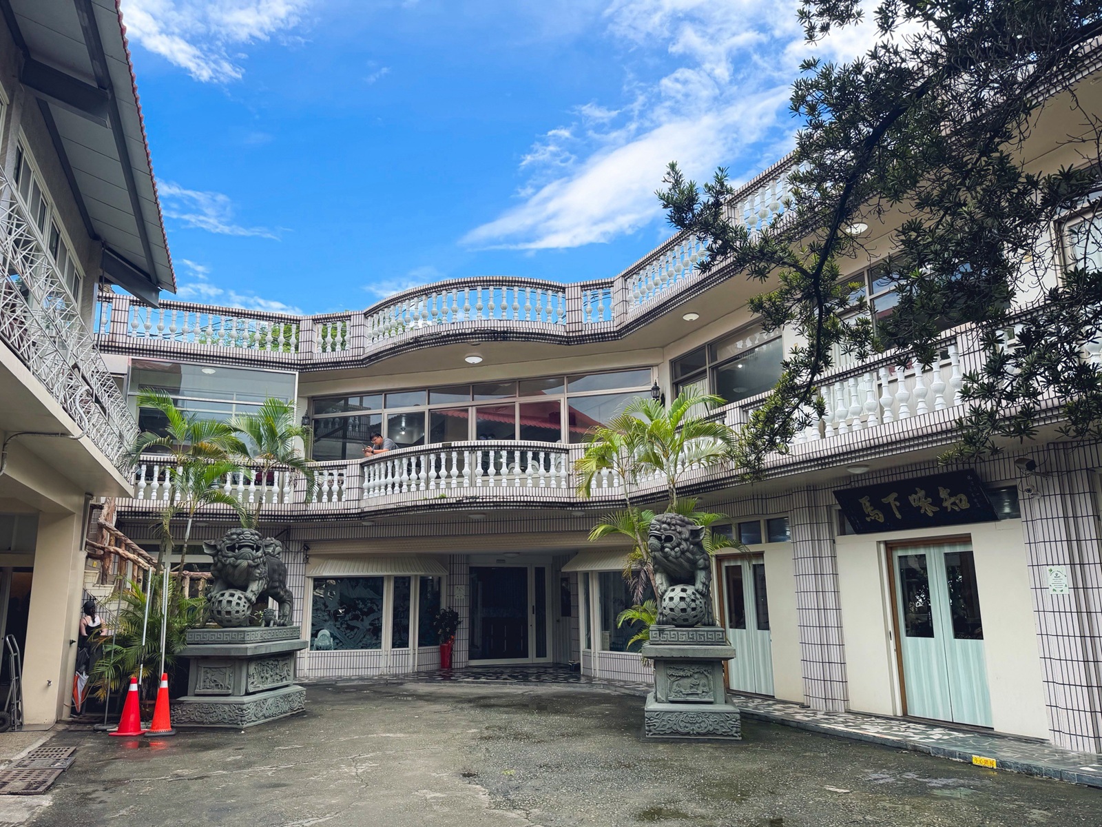 登山客才知道，是放養山雞店家，超狂小火車送餐，森林系最強鹽焗雞