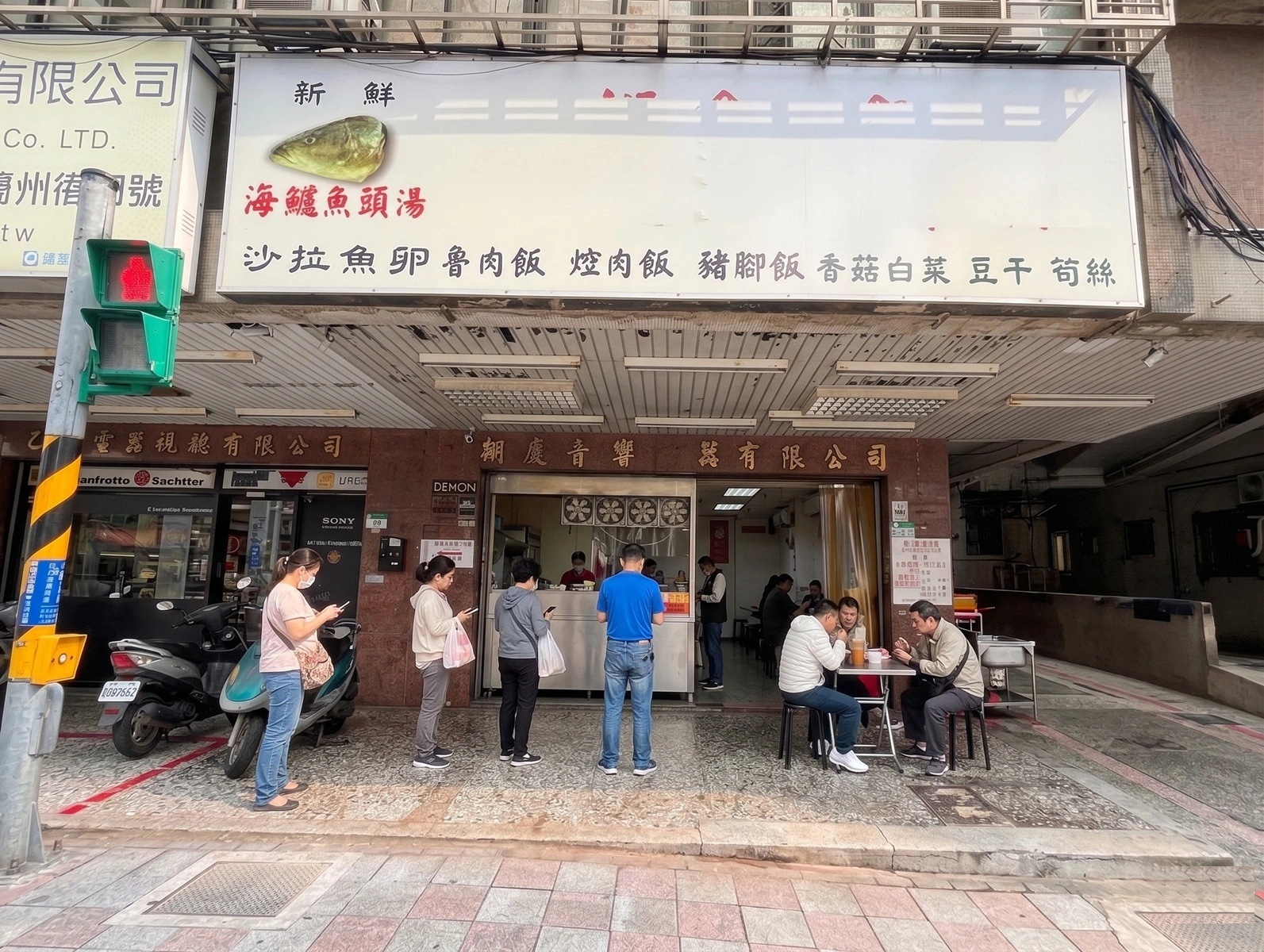這家魚湯餐廳很多人稱讚，是石斑魚湯120元一碗，滷肉飯更是必吃