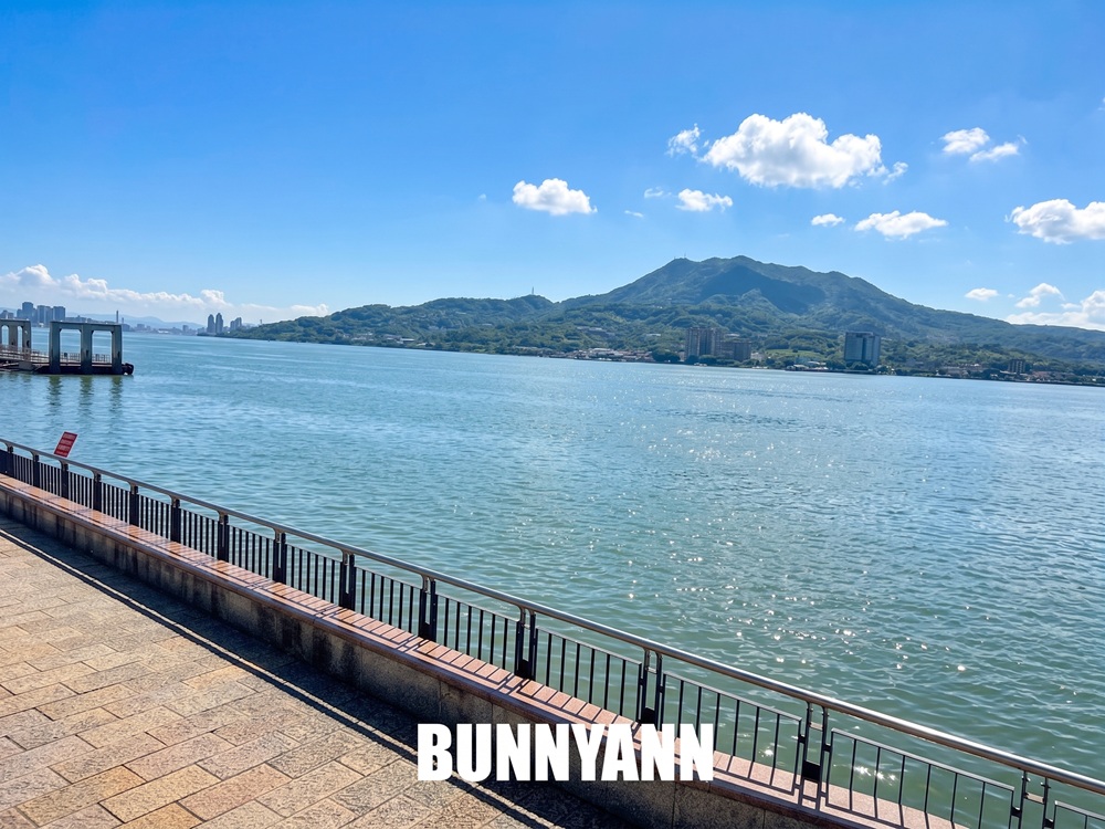 一半的人沒來過，是河畔景觀餐廳，入園費250元低消，微濃卡布奇諾是主打