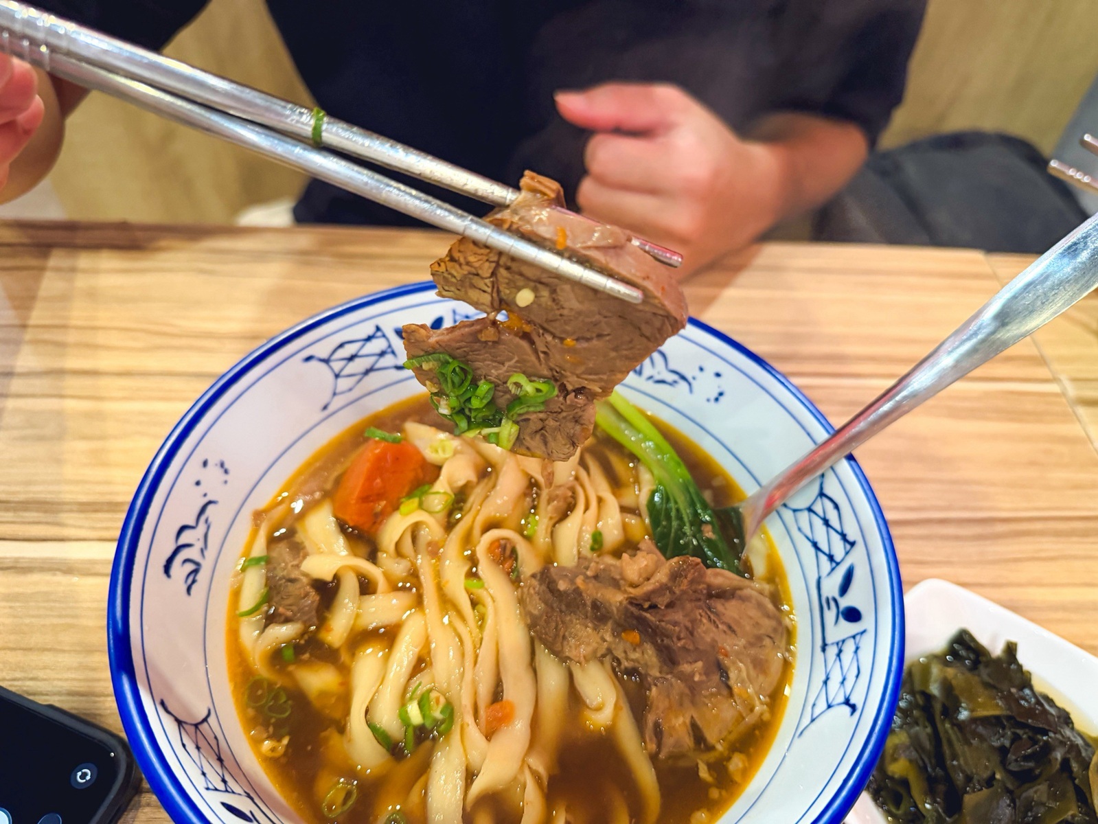 在地人私房的牛肉麵店，點個一碗就很撐，免費喝珍珠奶茶更是賣點