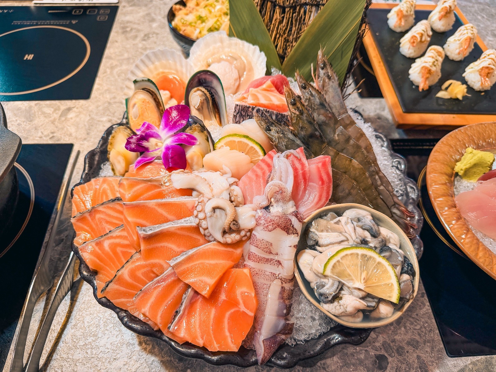 原本只是來吃火鍋，走進去才發現根本像小型澎湖美食超市，海鮮壽司通通有！