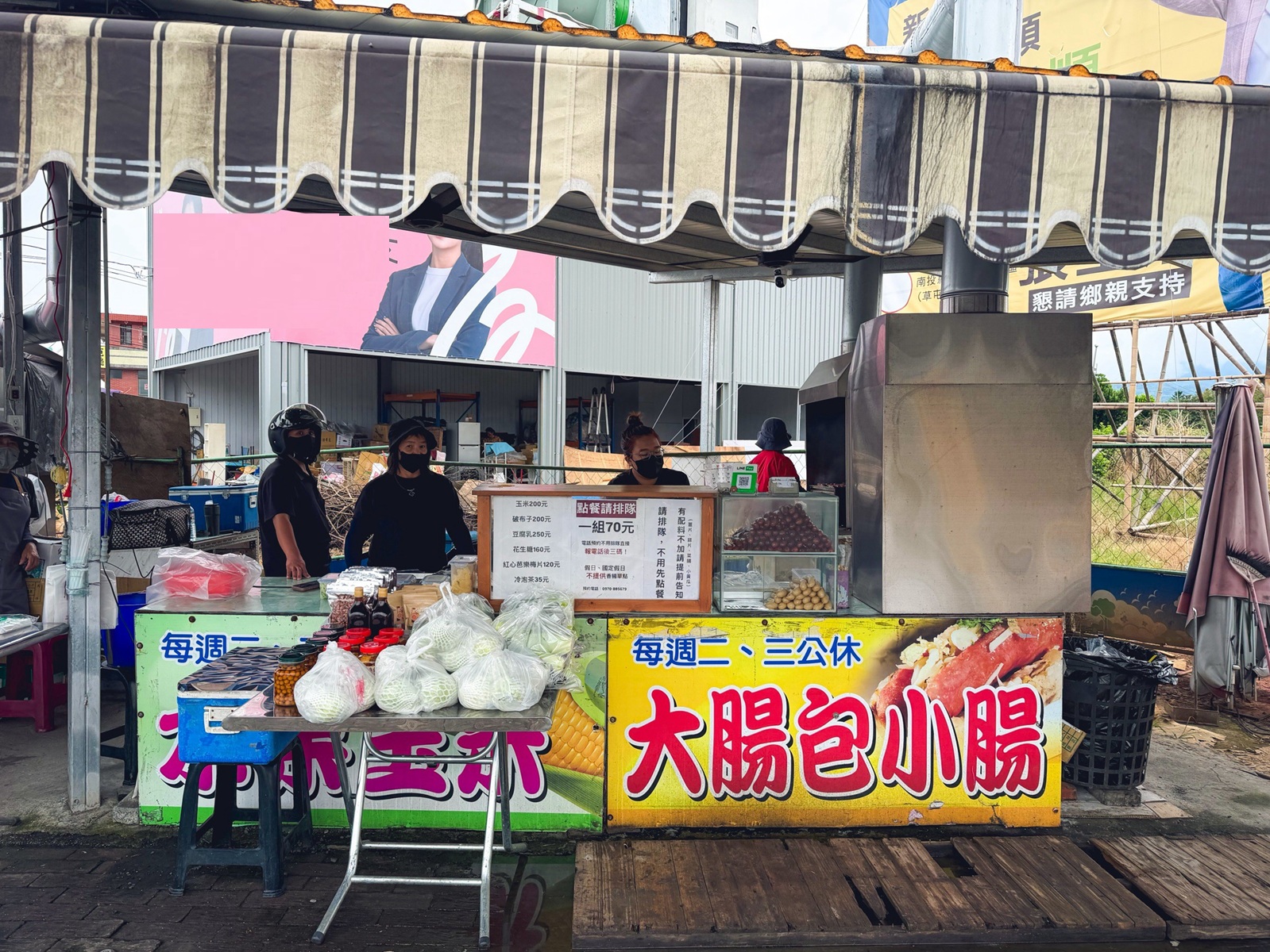 地點在交流道口，就是私房大腸包小腸店家，一組七十元四種料超彭湃