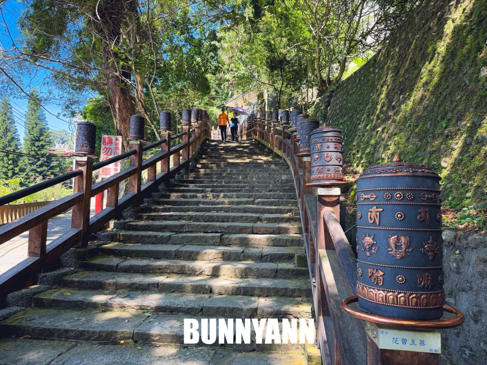 原本誤會只是一般古蹟廟宇，沒想到入口藏著巨大樹洞，後方還有登山步道能走