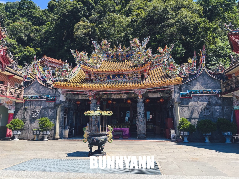 原本誤會只是一般古蹟廟宇，沒想到入口藏著巨大樹洞，後方還有登山步道能走