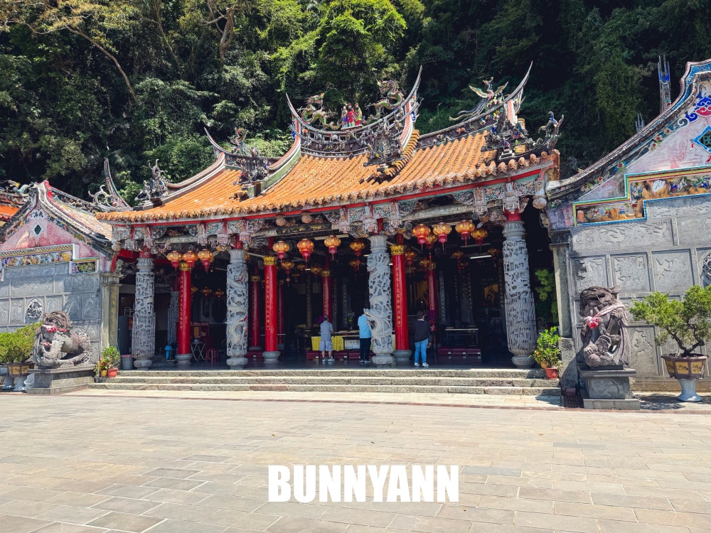 原本誤會只是一般古蹟廟宇，沒想到入口藏著巨大樹洞，後方還有登山步道能走