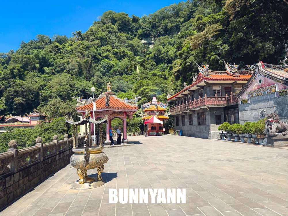 原本誤會只是一般古蹟廟宇，沒想到入口藏著巨大樹洞，後方還有登山步道能走