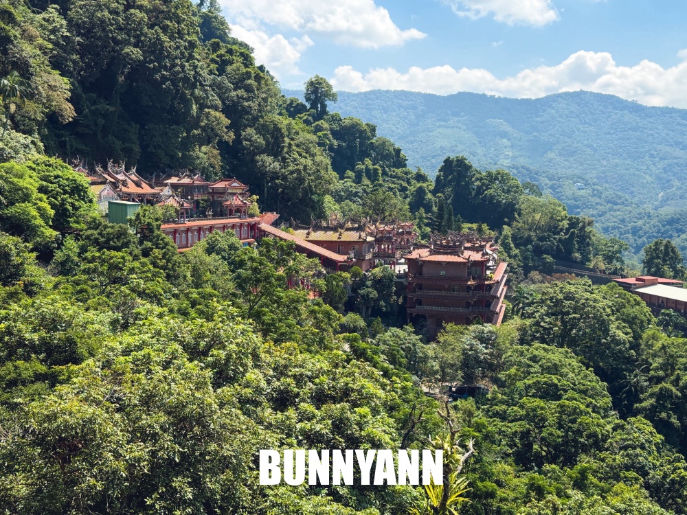 原本誤會只是一般古蹟廟宇，沒想到入口藏著巨大樹洞，後方還有登山步道能走