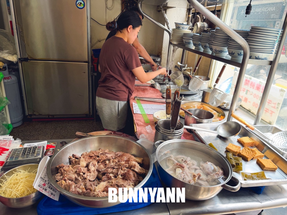 一半的人不知道，是海鮮文蛤麵店，120元有五十顆超澎拜，蒜泥白肉也是必吃