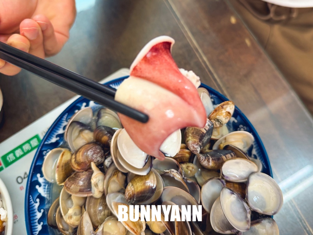 一半的人不知道，是海鮮文蛤麵店，120元有五十顆超澎拜，蒜泥白肉也是必吃