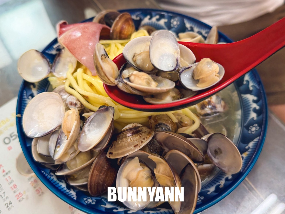 一半的人不知道，是海鮮文蛤麵店，120元有五十顆超澎拜，蒜泥白肉也是必吃