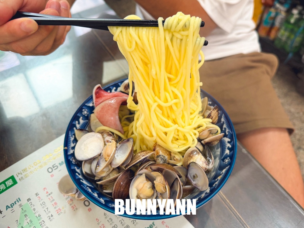 一半的人不知道，是海鮮文蛤麵店，120元有五十顆超澎拜，蒜泥白肉也是必吃