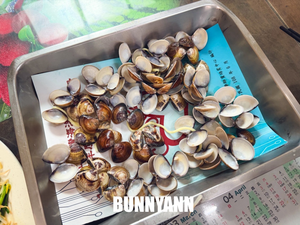 一半的人不知道，是海鮮文蛤麵店，120元有五十顆超澎拜，蒜泥白肉也是必吃