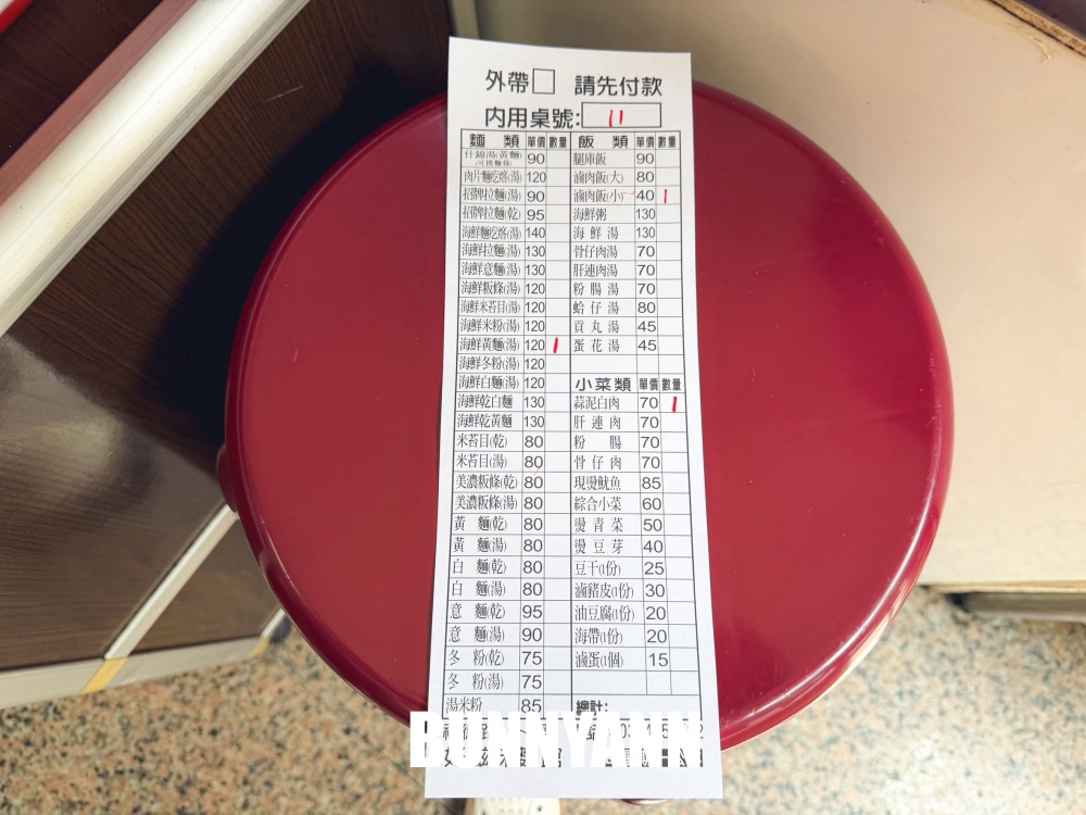 一半的人不知道，是海鮮文蛤麵店，120元有五十顆超澎拜，蒜泥白肉也是必吃