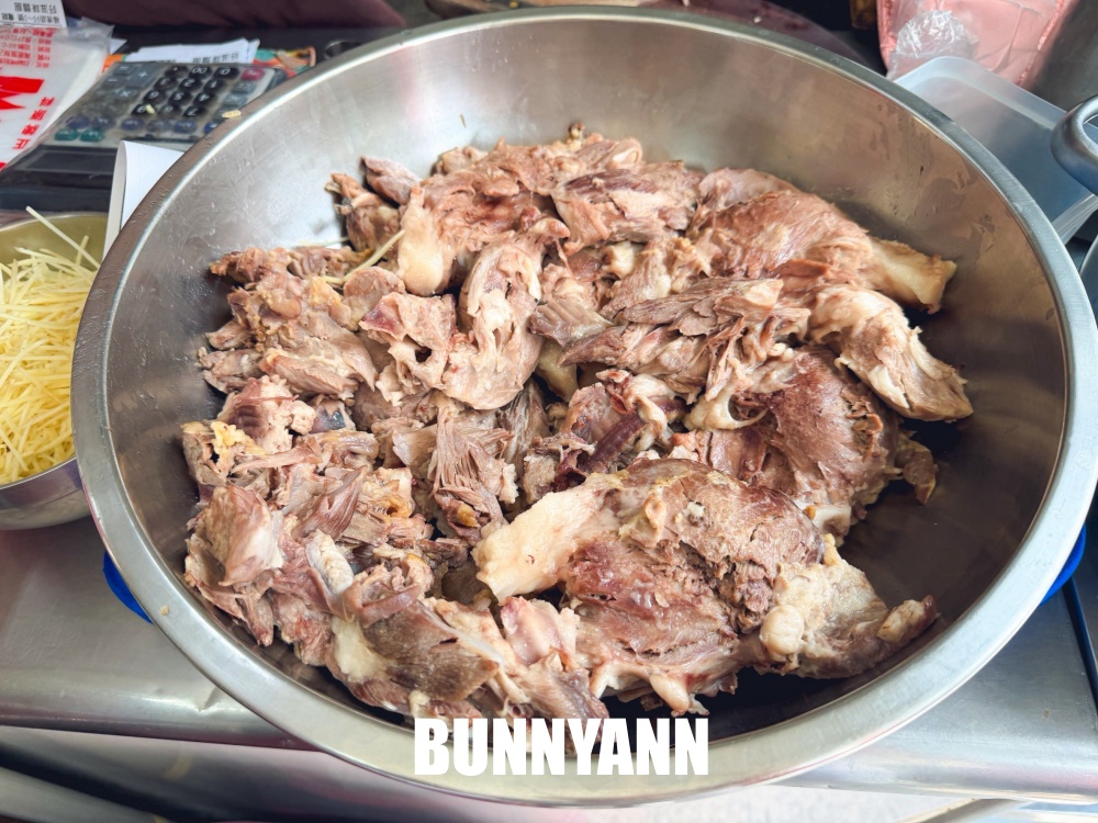 一半的人不知道，是海鮮文蛤麵店，120元有五十顆超澎拜，蒜泥白肉也是必吃