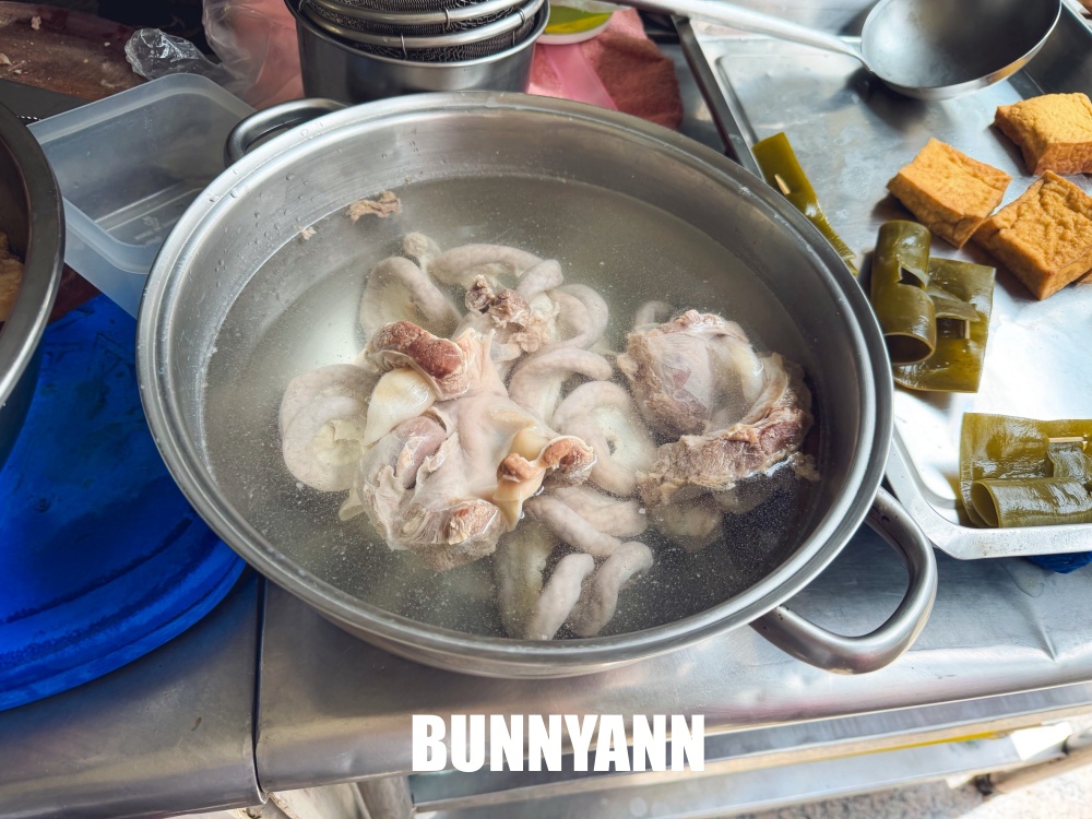 一半的人不知道，是海鮮文蛤麵店，120元有五十顆超澎拜，蒜泥白肉也是必吃