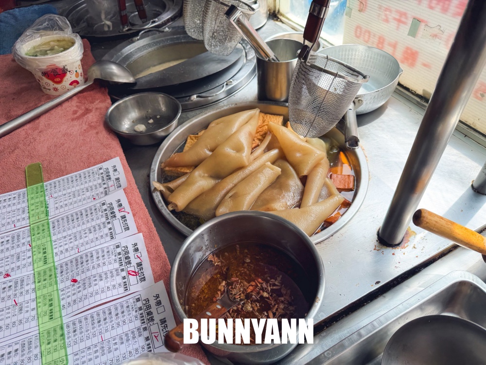 一半的人不知道，是海鮮文蛤麵店，120元有五十顆超澎拜，蒜泥白肉也是必吃