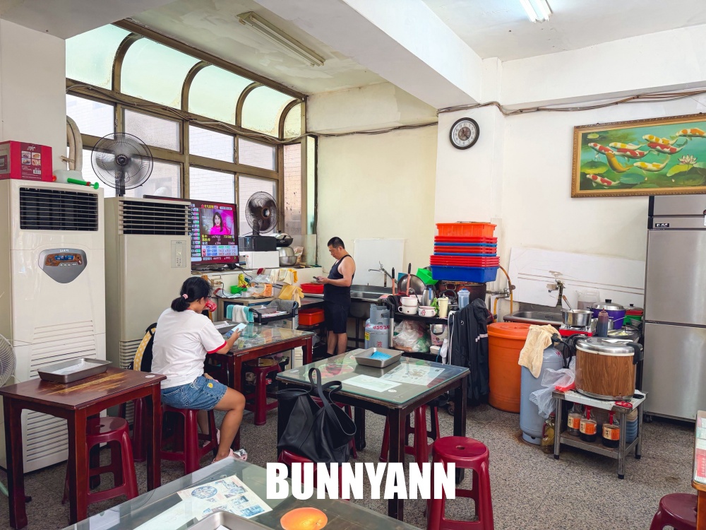 一半的人不知道，是海鮮文蛤麵店，120元有五十顆超澎拜，蒜泥白肉也是必吃