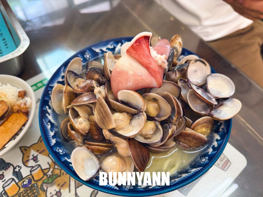 一半的人不知道，是海鮮文蛤麵店，120元有五十顆超澎拜，蒜泥白肉也是必吃