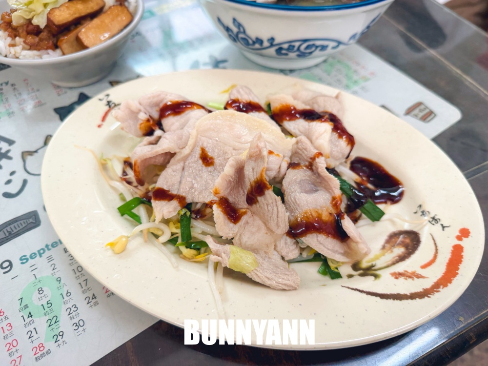 一半的人不知道，是海鮮文蛤麵店，120元有五十顆超澎拜，蒜泥白肉也是必吃