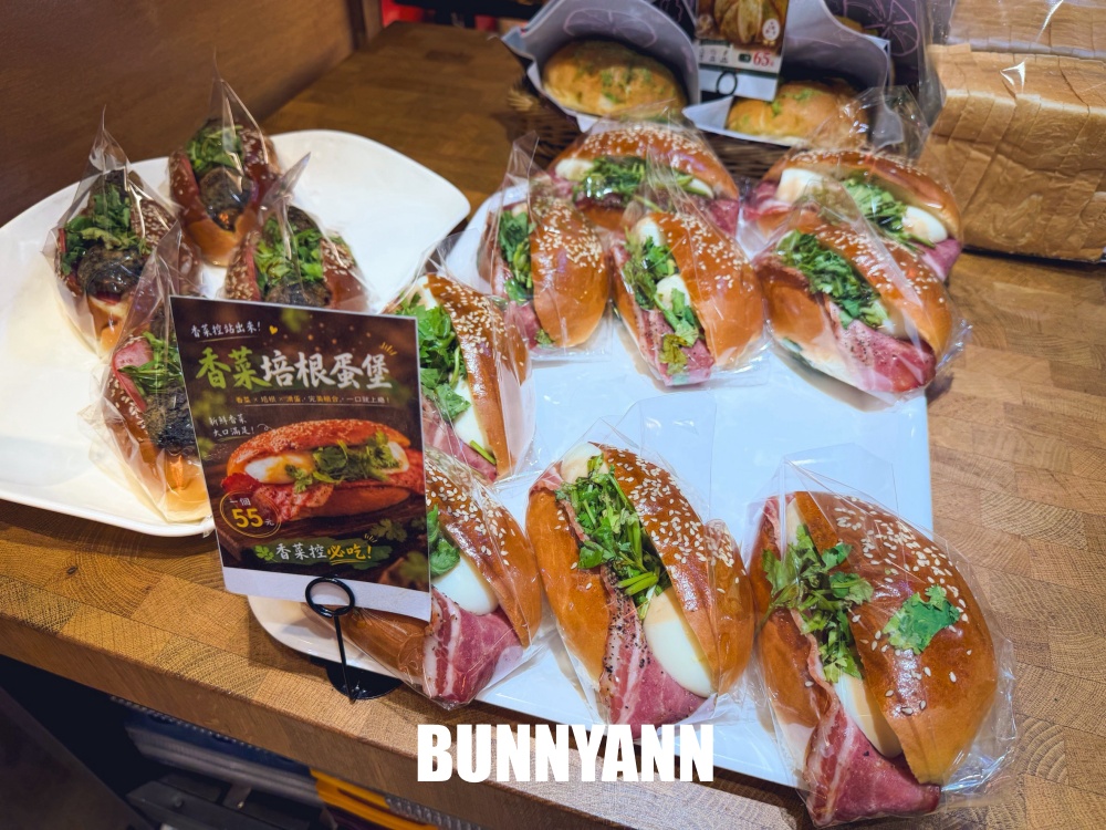生意好到先暫時顯示停業,蛋黃酥根本來不及包,百種麵包更是強大 生意好到先暫時顯示停業,蛋黃酥根本來不及包,百種麵包更是強大