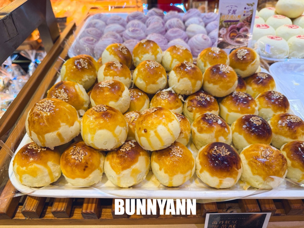 生意好到先暫時顯示停業,蛋黃酥根本來不及包,百種麵包更是強大 生意好到先暫時顯示停業,蛋黃酥根本來不及包,百種麵包更是強大