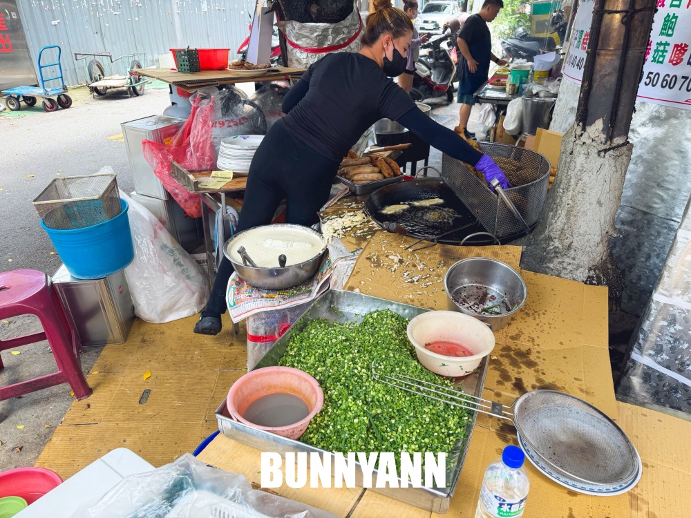 一開始只是順路填肚子，結果這家樹下老字號太邪惡，蚵嗲現炸香到一直加點