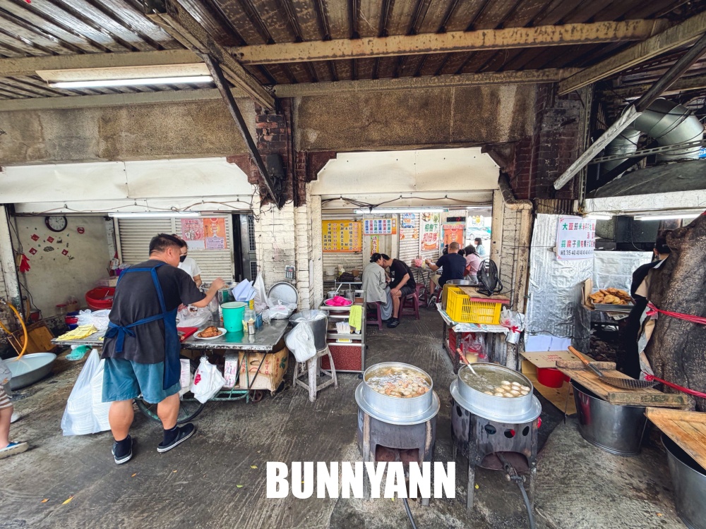 一開始只是順路填肚子，結果這家樹下老字號太邪惡，蚵嗲現炸香到一直加點