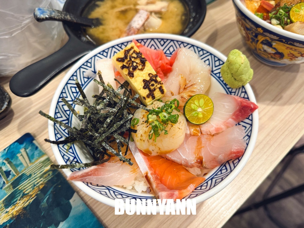 地點在巷口，就是給多生魚片餐廳，兩百八十元爽吃生魚片飯，味噌湯也是招牌