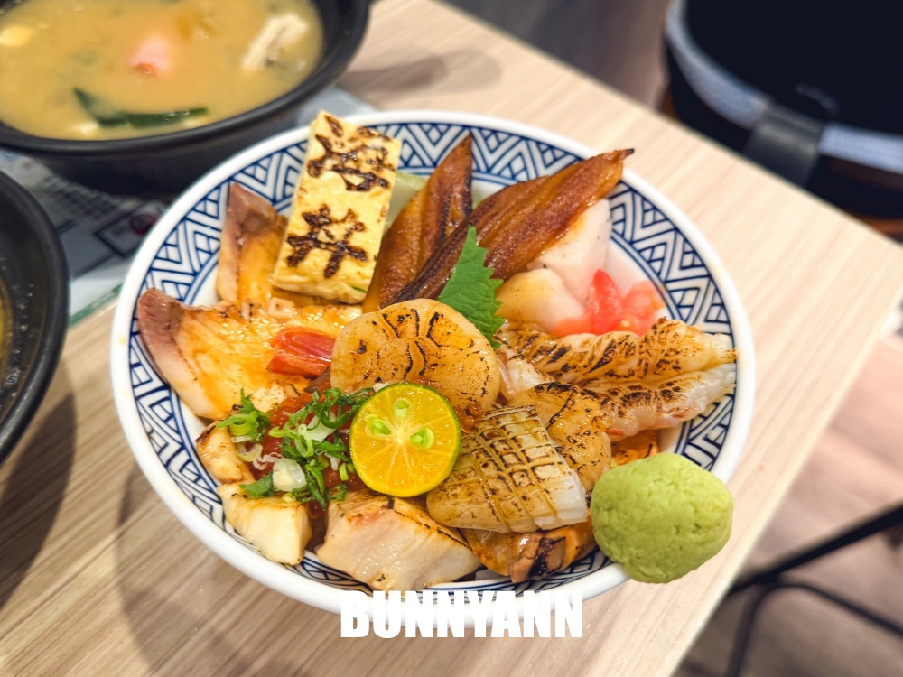 地點在巷口，就是給多生魚片餐廳，兩百八十元爽吃生魚片飯，味噌湯也是招牌