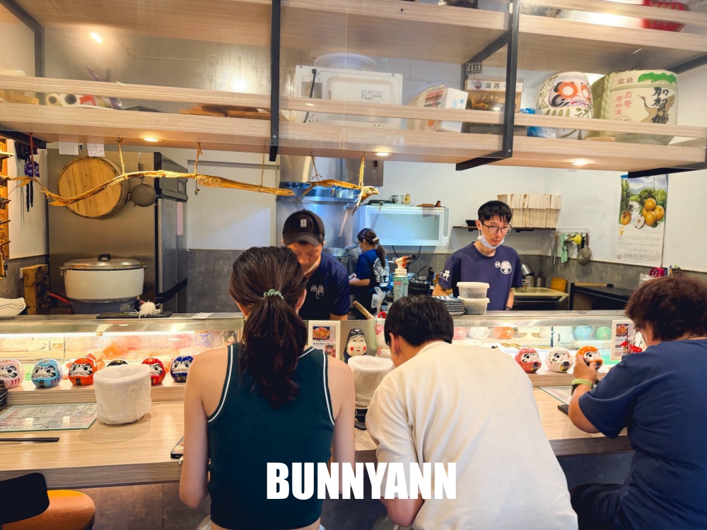 地點在巷口，就是給多生魚片餐廳，兩百八十元爽吃生魚片飯，味噌湯也是招牌