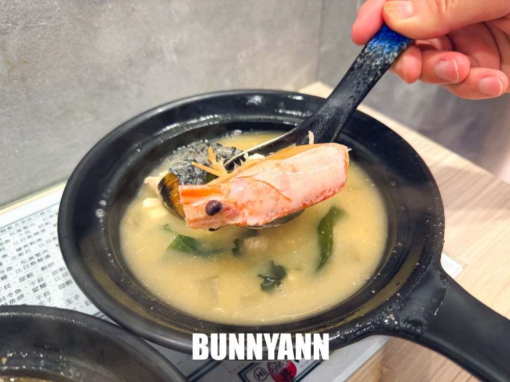 地點在巷口，就是給多生魚片餐廳，兩百八十元爽吃生魚片飯，味噌湯也是招牌
