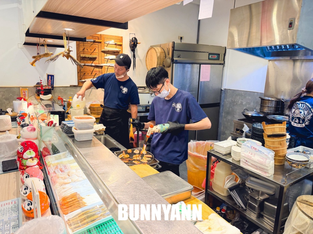 地點在巷口，就是給多生魚片餐廳，兩百八十元爽吃生魚片飯，味噌湯也是招牌