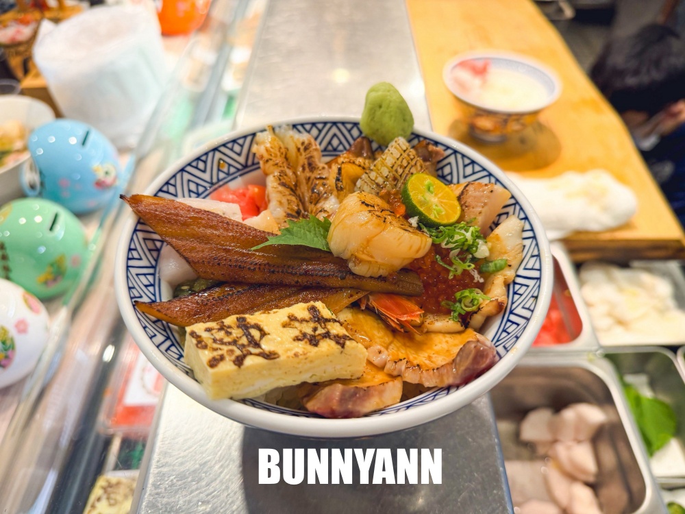 地點在巷口，就是給多生魚片餐廳，兩百八十元爽吃生魚片飯，味噌湯也是招牌