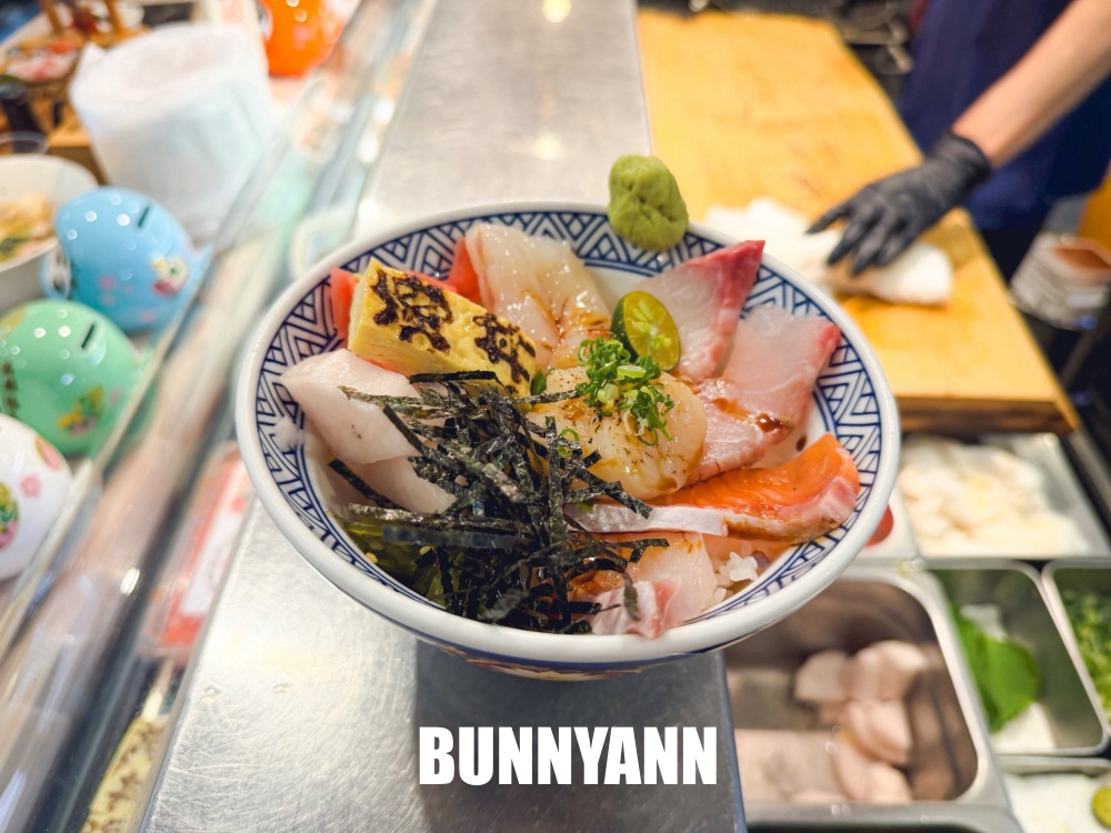 地點在巷口，就是給多生魚片餐廳，兩百八十元爽吃生魚片飯，味噌湯也是招牌