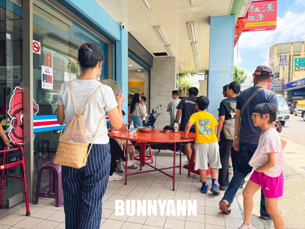 很多人不知道,是大碗公冰店家,150元大臉盆裝冰,可選十六種料更是主打 很多人不知道,是大碗公冰店家,150元大臉盆裝冰,可選十六種料更是主打