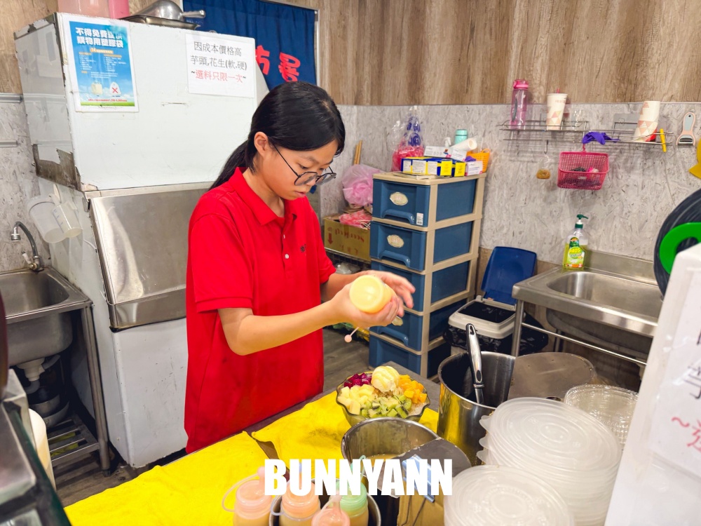 很多人不知道，是大碗公冰店家，150元大臉盆裝冰，可選十六種料更是主打
