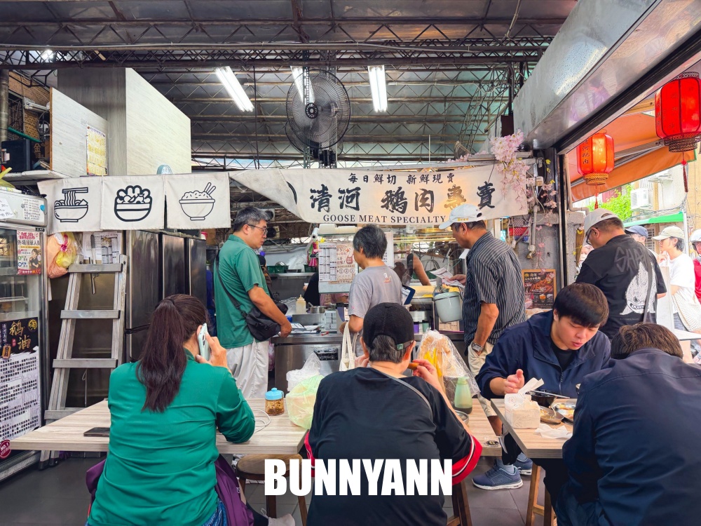 地點在車庫裡，卻是古早鵝肉餐廳，點個半隻就吃不下，乾麵也是主打