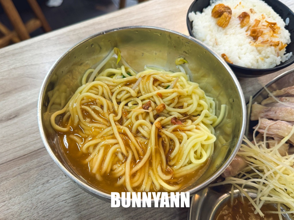 地點在車庫裡，卻是古早鵝肉餐廳，點個半隻就吃不下，乾麵也是主打