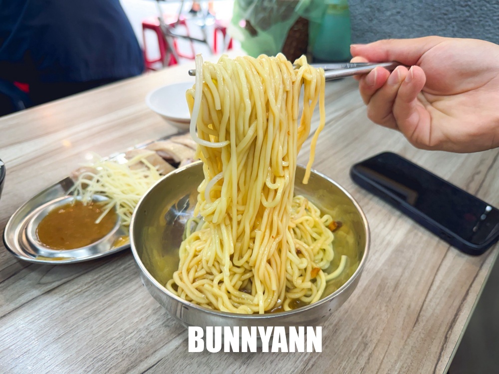地點在車庫裡，卻是古早鵝肉餐廳，點個半隻就吃不下，乾麵也是主打