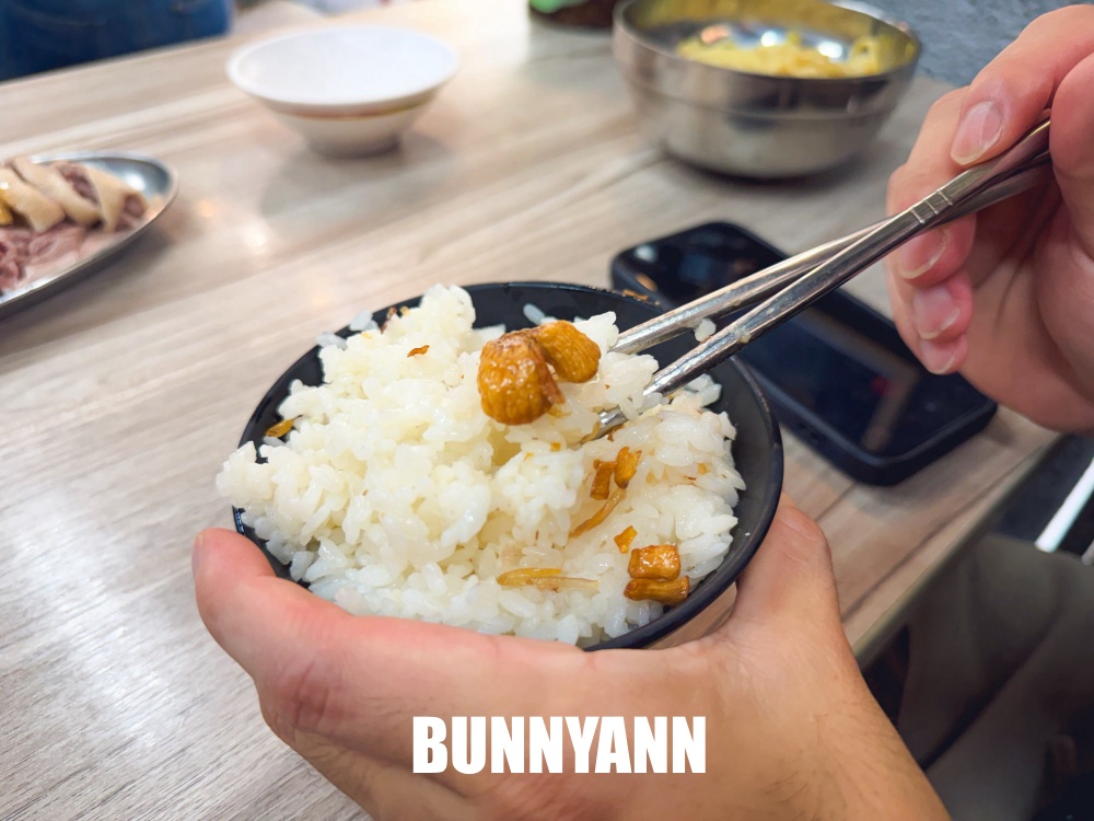 地點在車庫裡，卻是古早鵝肉餐廳，點個半隻就吃不下，乾麵也是主打