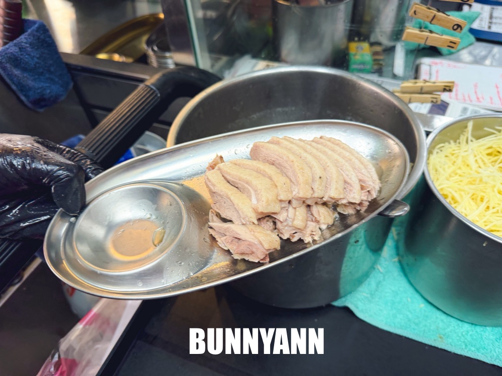 地點在車庫裡，卻是古早鵝肉餐廳，點個半隻就吃不下，乾麵也是主打