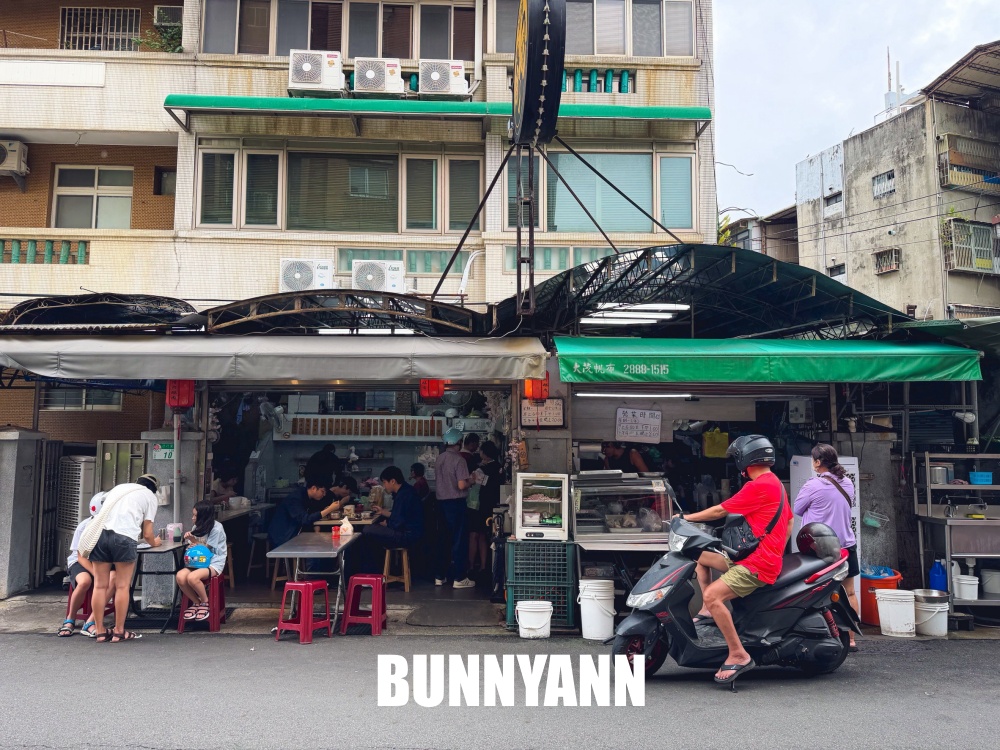 地點在車庫裡，卻是古早鵝肉餐廳，點個半隻就吃不下，乾麵也是主打