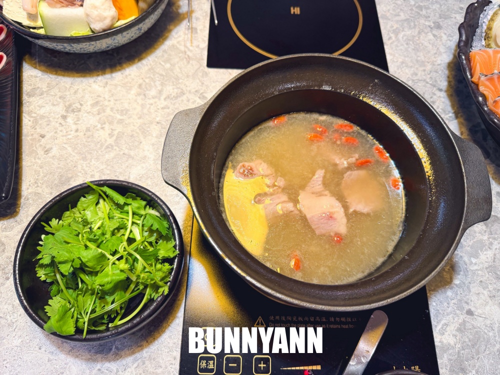 原本只是來吃火鍋，走進去才發現根本像小型澎湖美食超市，海鮮壽司通通有！