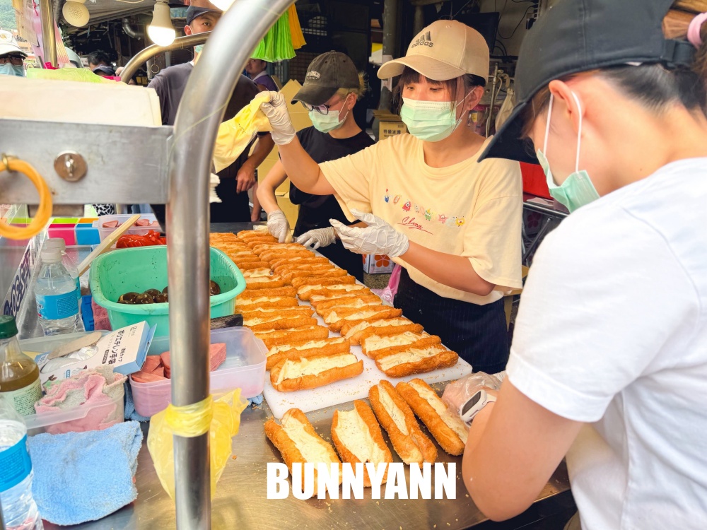 七堵人排隊也要吃！現炸營養三明治酥脆爆餡，下午兩點半開賣就排爆