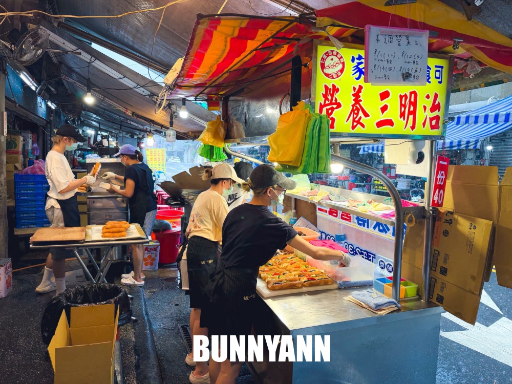 七堵人排隊也要吃！現炸營養三明治酥脆爆餡，下午兩點半開賣就排爆