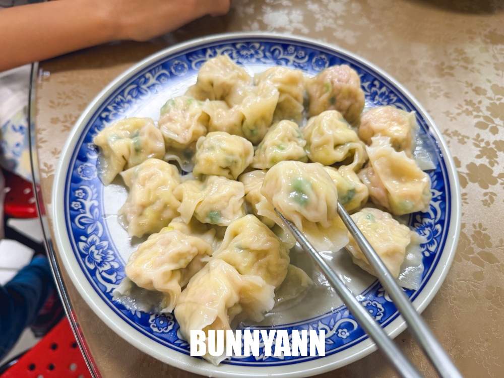 這家巷口水餃店當地人才知道，一顆七元皮薄肉多，丸子湯也是主打
