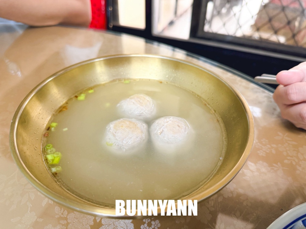 這家巷口水餃店當地人才知道，一顆七元皮薄肉多，丸子湯也是主打