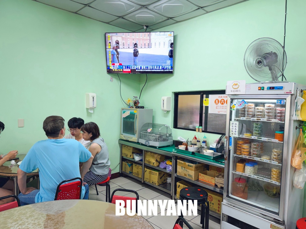 這家巷口水餃店當地人才知道，一顆七元皮薄肉多，丸子湯也是主打